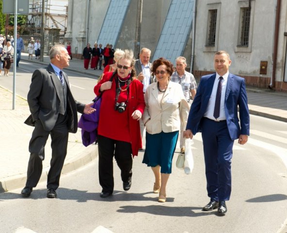 Przemarsz uczestników Jubileuszu Szkoły